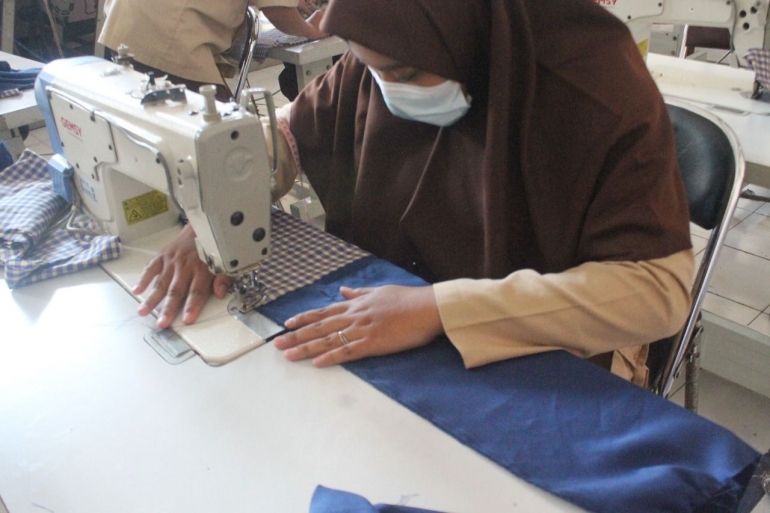 Menjahit Pakaian dengan Mesin