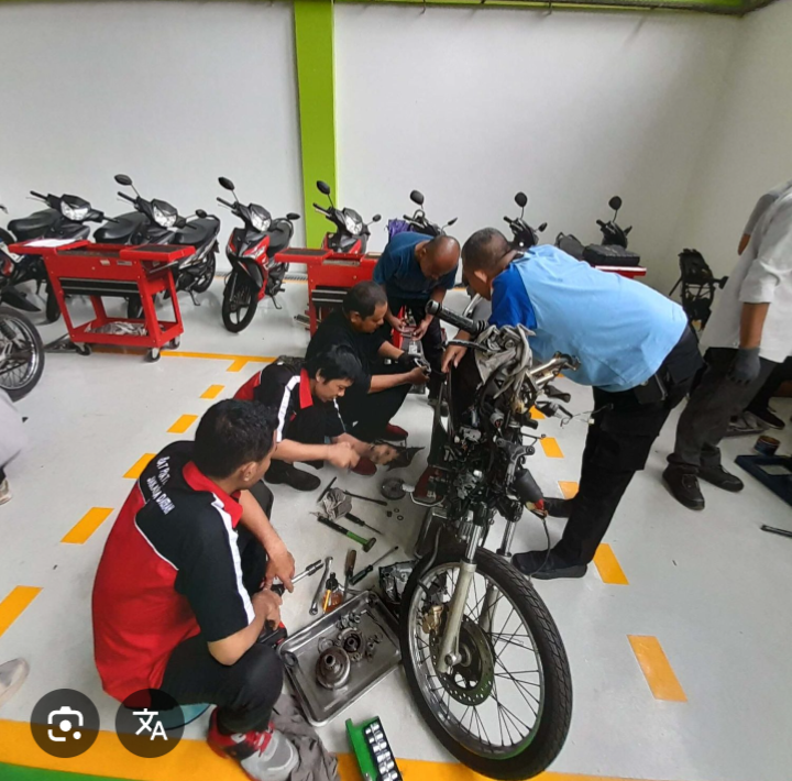 Service sepeda motor injeksi
